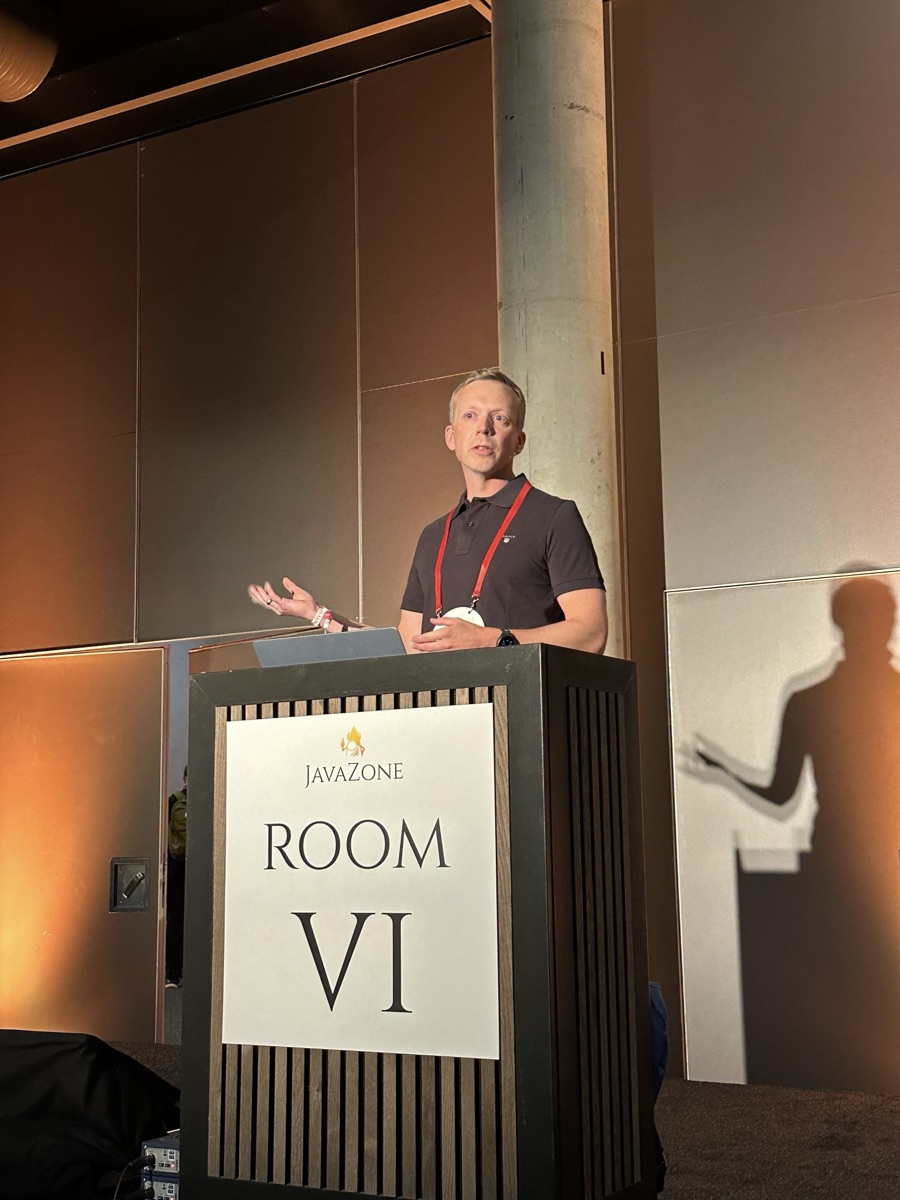 Jarle Hansen speaking at JavaZone 2025 - MCP server implementation talk